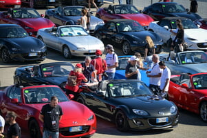 Mazda_MX-5_Guinness_World_Record_046_highres.jpg