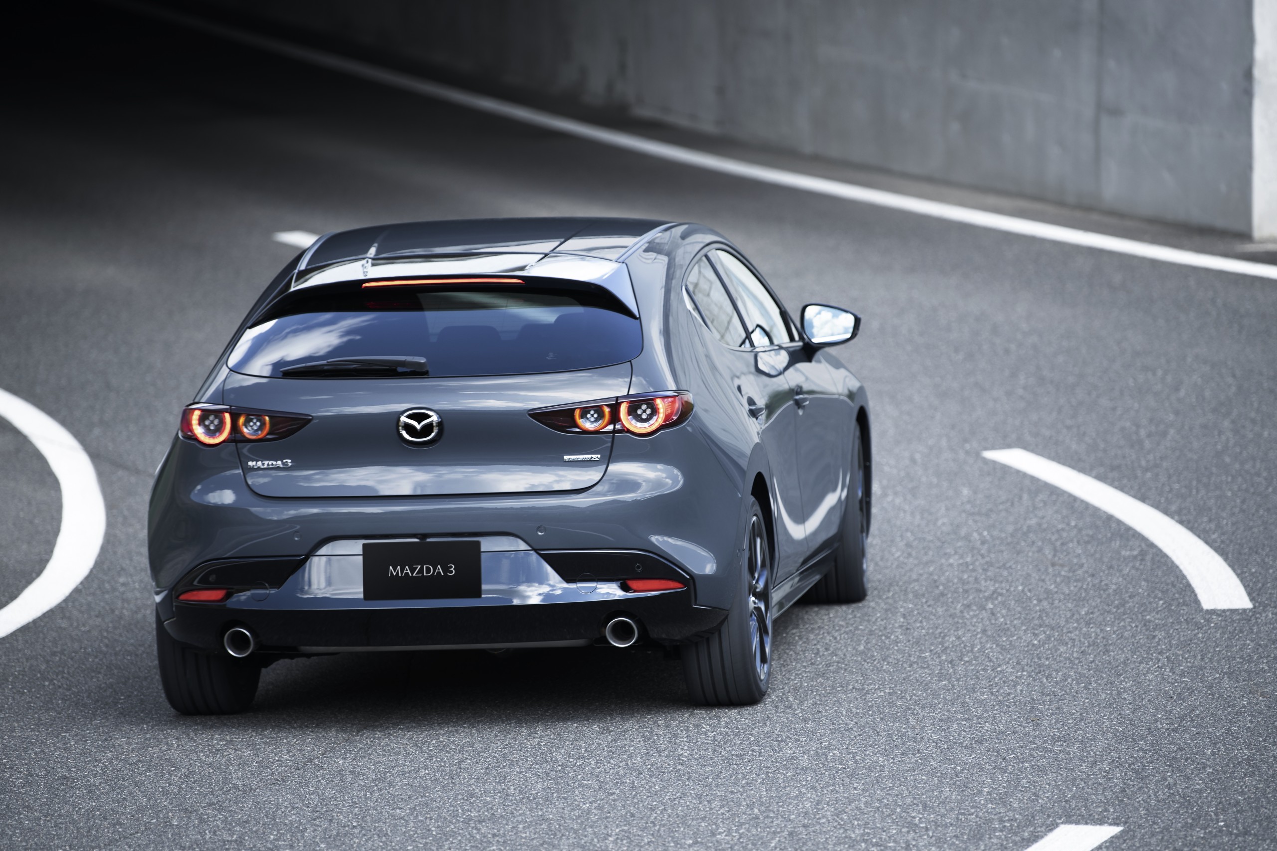 11_All-New-Mazda3_5HB_EXT_Polymetal-Gray-Metallic